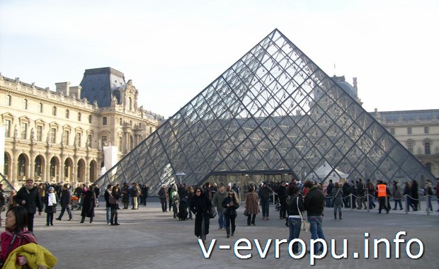Пирамида - вход в Лувр