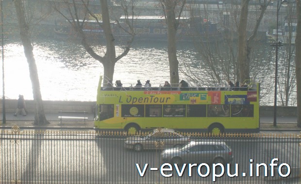 Желтые экскурсионные автобусы в Париже