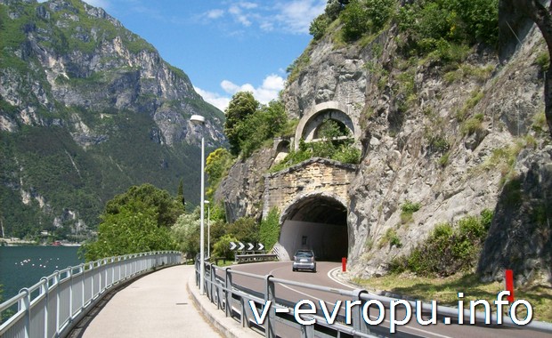 Тоннель на дороге в Риву дель Гарду (Италия)