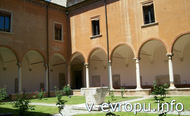 Внутренний дворик Национального музея Равенны в Италии