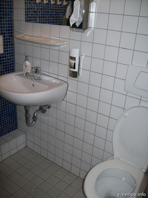 Хостелы Meininger: удобства в комнате, душ отдельно