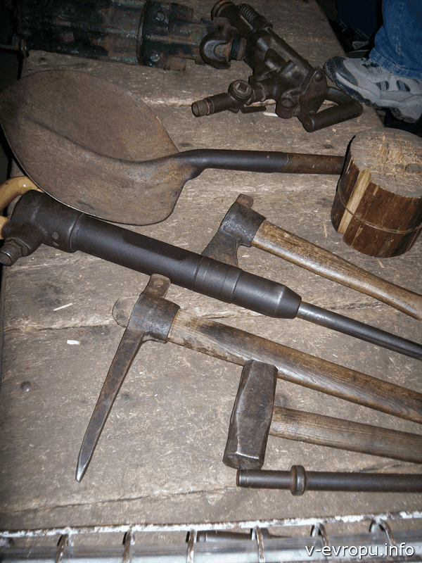 Молоток и кирка - рабочие инструменты шахтера