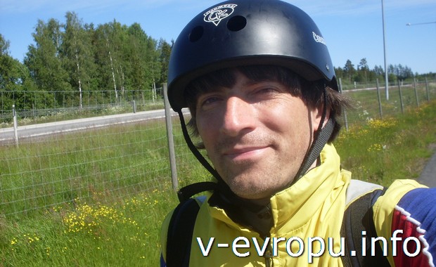 Николай-велопутешественник по дороге в шведский городок Умео