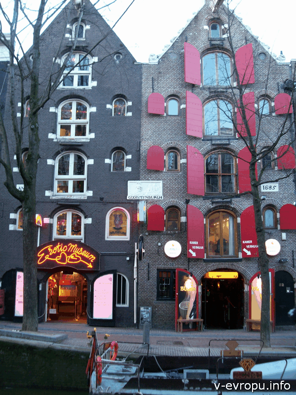 Визит туриста в район красных фонарей в Амстердаме