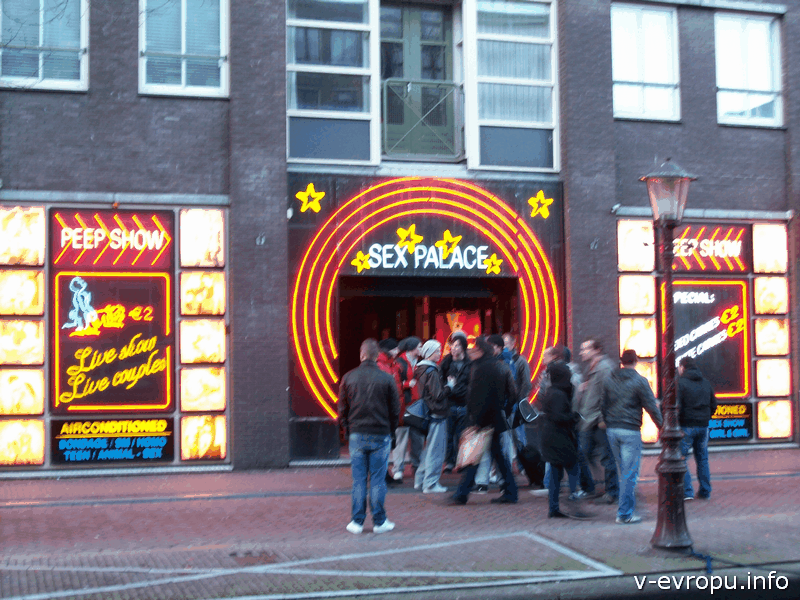 Квартал красных фонарей - цель всех туристов в Амстердаме