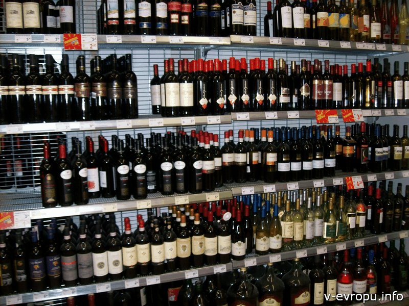 Любой магазин в Италии - это маленький винный погреб