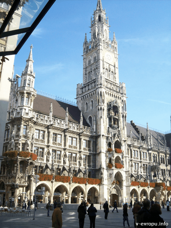 Здание Нового Ратхауза на Мариенплатц в Мюнхене