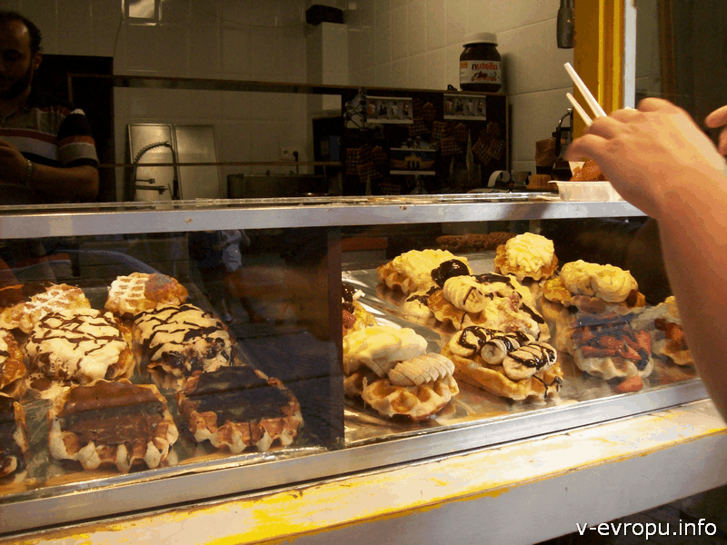 Бельгийские вафли в киоске в Брюсселе