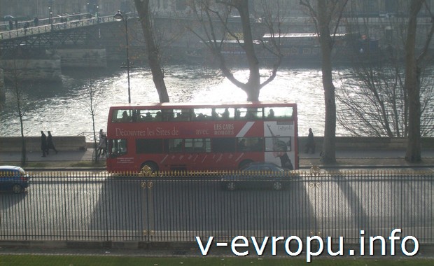 Красный туристический автобус в Париже