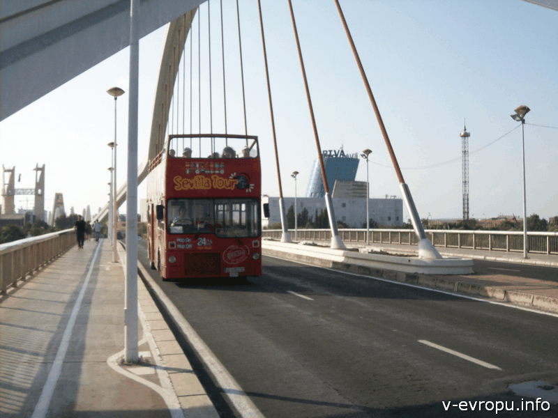 Экскурсионный автобус бегает по современной части Севильи