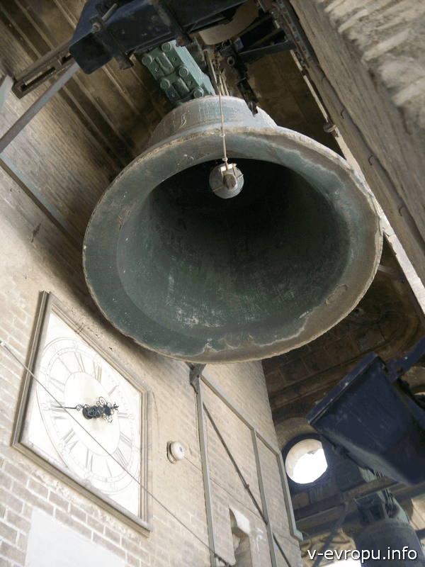 Колокола на башне Севильского Кафедрального собора бьют прямо над головой