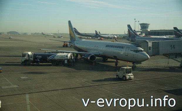 Самолет Донавиа в аэропорту Шереметьево