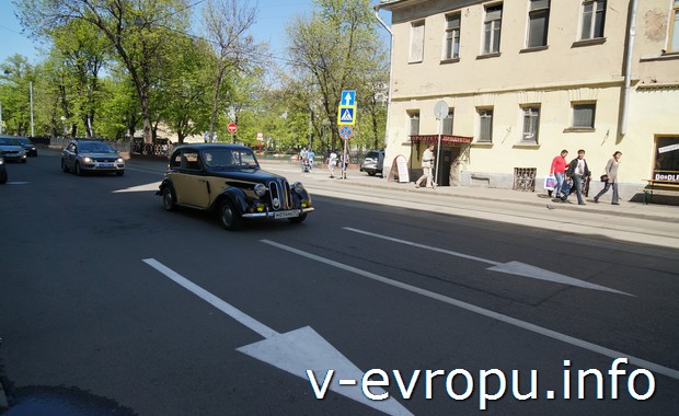 Ретро автомобиль на улицах Москвы