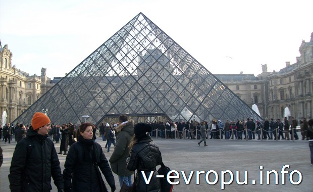 Пирамида-вход в Лувр