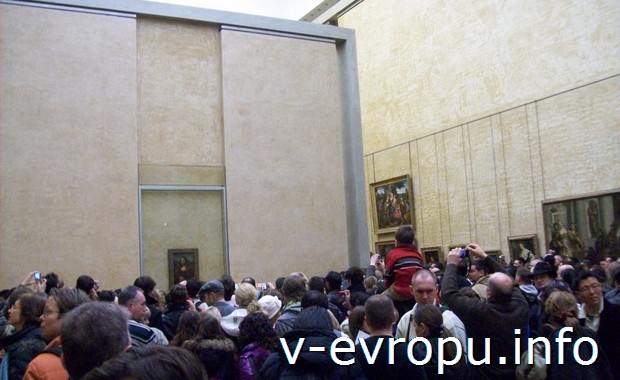 Толпа туристов-посетителей перед Моной Лизой в парижском Лувре