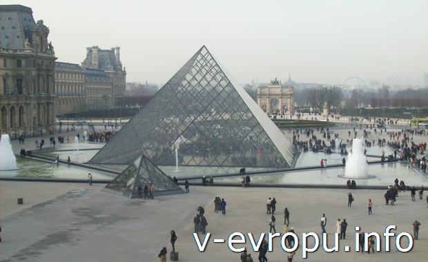 Пирамида на Палас Рояль - основной вход в парижский музей Лувр
