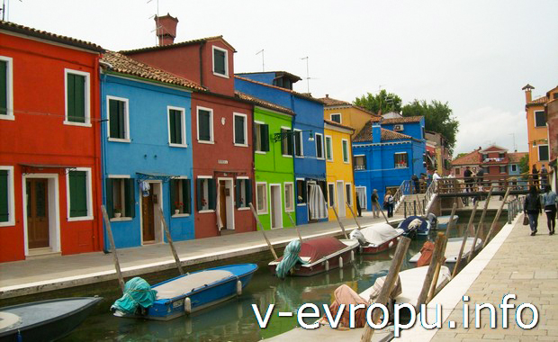 Красочные домики на острове Бурано в Венеции