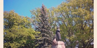 Памятник в Пярну национальному поэту Лидии Койдуле