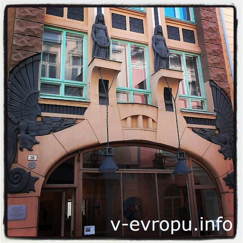 Арт-деко фасад с драконами одного из домов по улице Pikk в Таллине