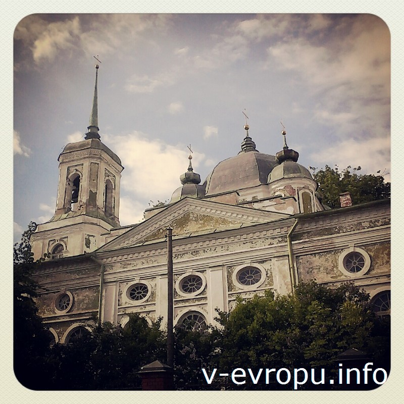 Тартуский кафедральный собор Успения Божьей Матери венчают один большой и четыре малых луковичных купола