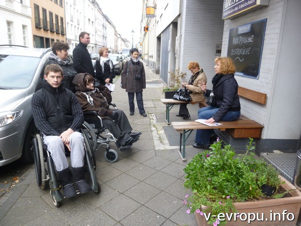 На улицах Дюссельдорфа можно просто уютно посидеть в приятной компании