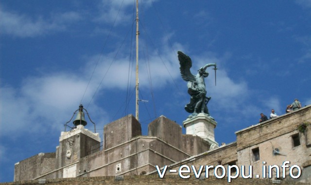 Скульптура Святого Ангела на одноименном замке в Риме