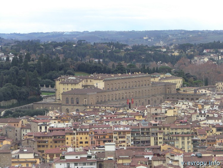 Панорамный вид на палаццо Питти во Флоренции