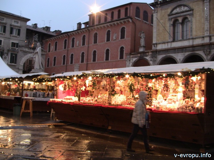 Рождественский рынок во Флоренции вечером