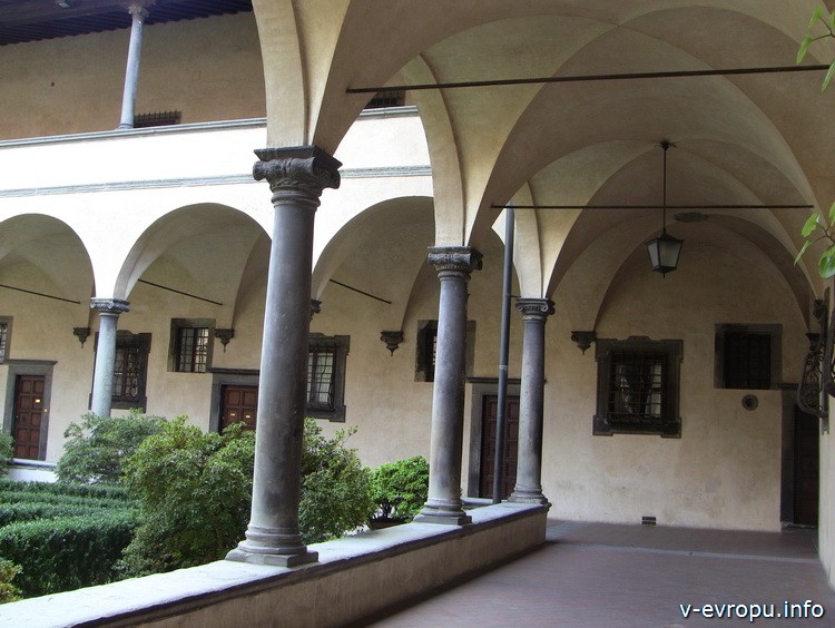 Флоренция. Лоджия внутреннего двора базилики Сан Лоренцо
