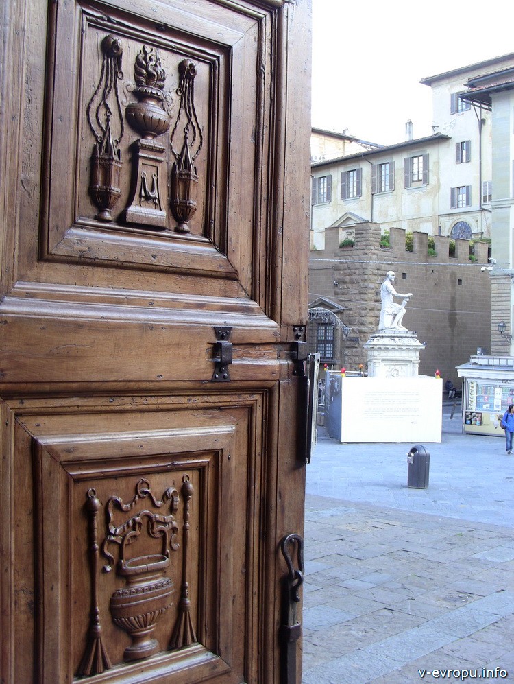 Флоренция. Входная дверь в церковь Сан Лоренцо