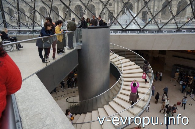 Париж. Лувр. Лифт для людей с ограниченными возможностями