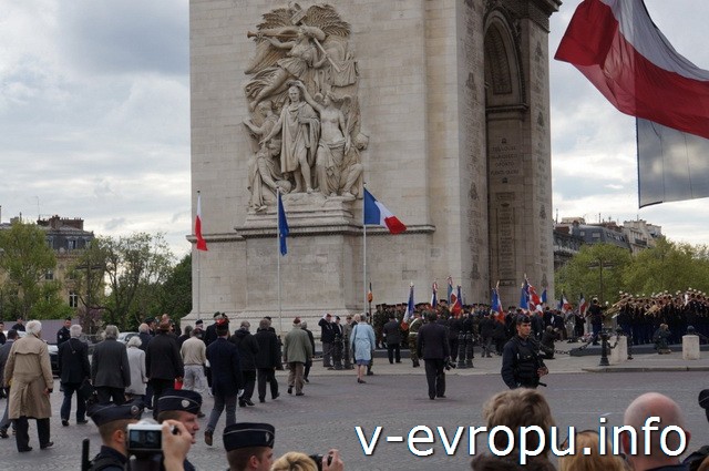 Париж. Триумфальная Арка. Прадничная колонна в честь дня Победы