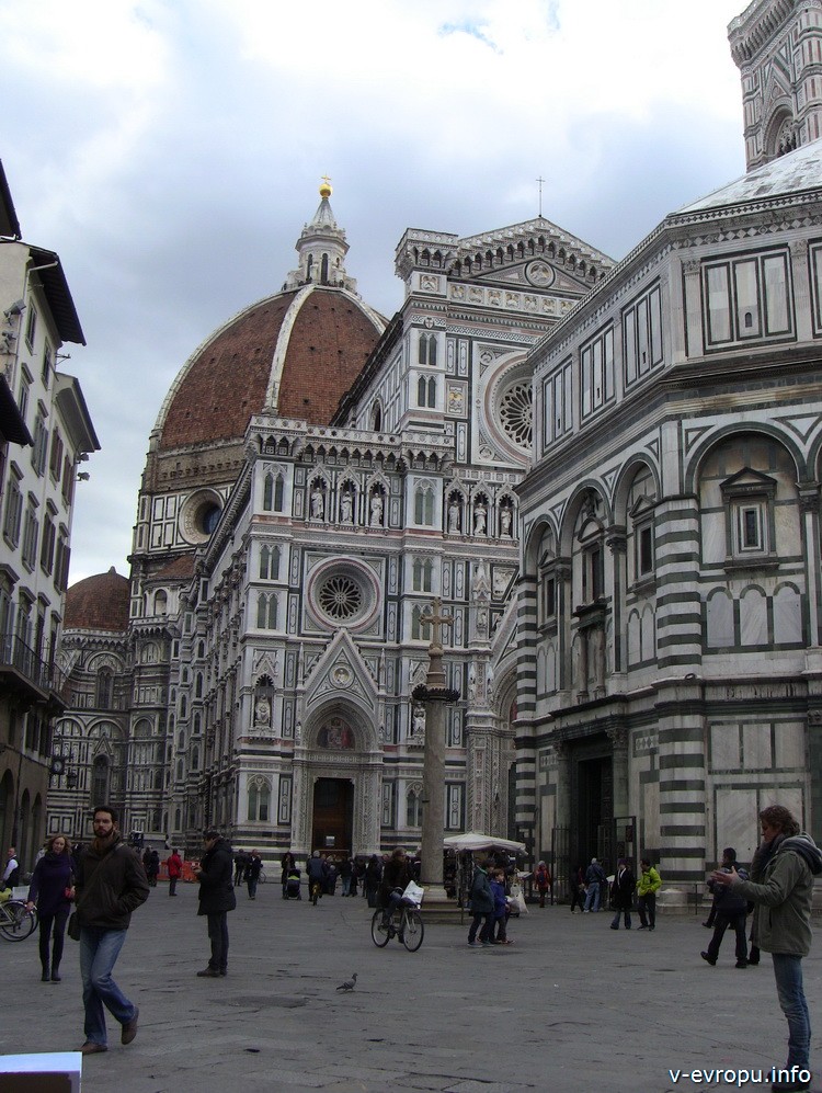 Флоренция. На заднем плане: купол Брунеллески, далее частично фасад базилики Санта Мария дель Фиоре и часть Бабсистерия