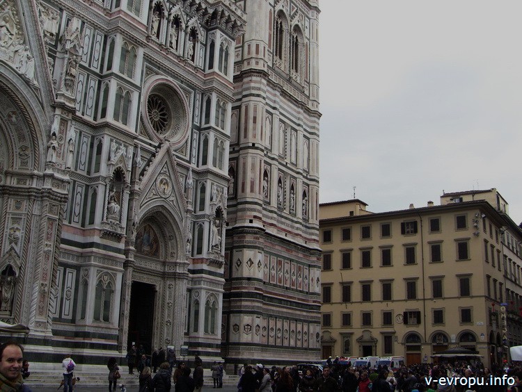 Флоренция. Правая часть фасада Кафедрального собора Дуомо Фирензе