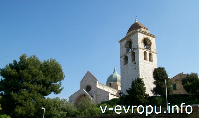 Кафедральный Собор Анконы и колокольня 14 века