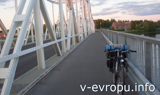 Из Рованиеми в Швецию на велосипеде. Велосипедный мост на  финно-шведской границе