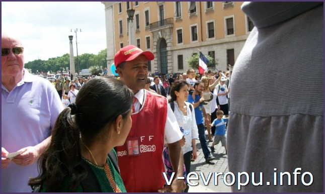Обзорные автобусные экскурсии по Риму на практике: Служащий "красных" экскурсионных автобусов