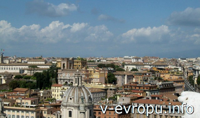 Панорама Рима. Купол церкви Санта Мария ди Лоренцо рядом с колонной Траяна