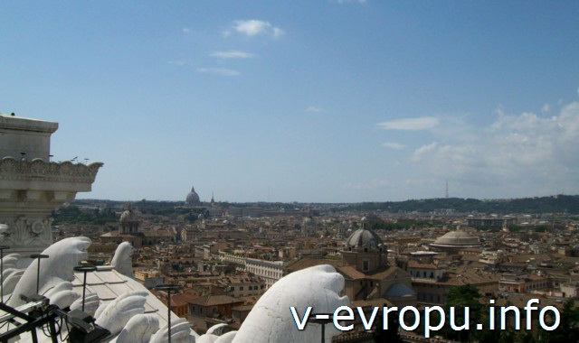 Панорама Рима с Террасы Квадриг. Фото. Видны: купол Собора Св Петра на дальнем плане, церковь Иль-Джезу и купол Пантеона