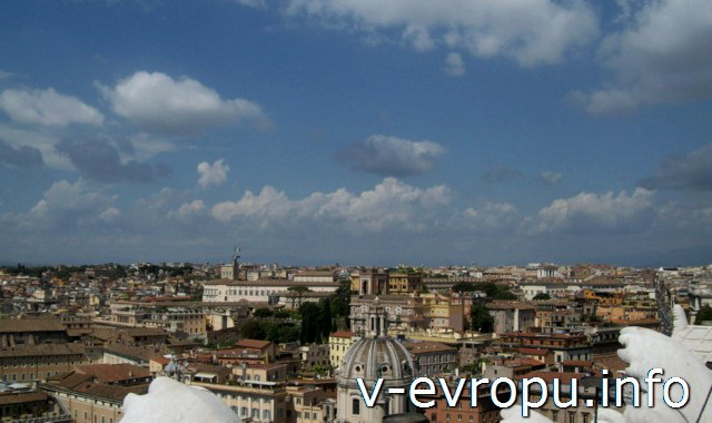 Панорама Рима. Купол церкви Санта Мария ди Лоренцо рядом с колонной Траяна