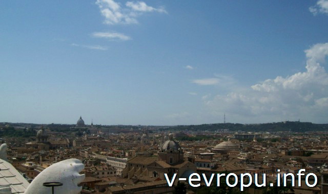 Панорама Рима. Фото. Видны: купол Собора Св Петра, церковь Иль-Джезу и купол Пантеона