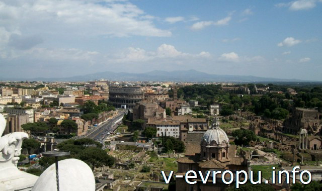 Панорама Рима со смотровой площадки у Алтаря Отечества. На переднем плане Церковь Святых Луки и Мартина, далее Базилика Константина и Колизей