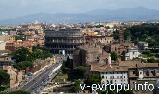 Панорама Рима. Фото. Базилика Константина и на дальнем плане Колизей