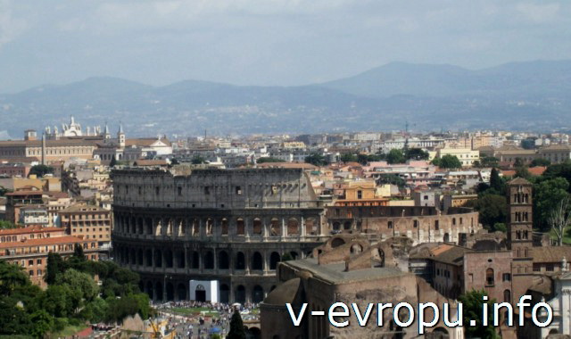 Панорамный вид на Колизей с Террасы Квадриг на пьяцца Венеция