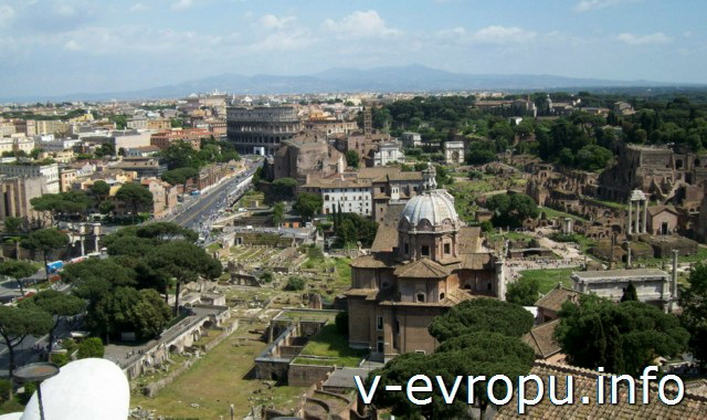 Панорама Рима со смотровой площадки у Алтаря Отечества. На переднем плане Церковь Святых Луки и Мартина, далее Базилика Константина и Колизей. Справа частично Римский Форум