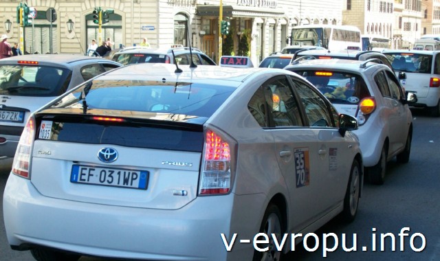 Официальные такси в Риме белого цвета