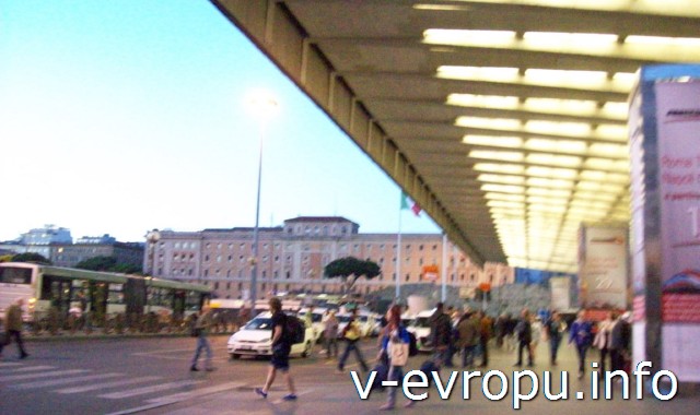 Рим. Жд вокзал Термини. Фото. Центральный вход вокзала и стоянка такси