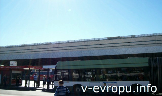 Рим. Жд вокзал Термини. Фото. Рядом с вокзалом остановка автобусов