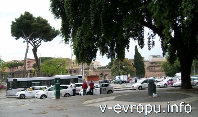 Такси в Риме. Фото. Остановка у собора Сан Джовани ин Латерано