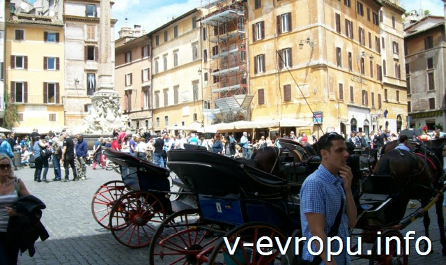 Рим для путешествий: правила самостоятельного туриста. Фото. Площадь перед Пантеоном. Туристы устраивают себе скамейки для отдыха на ступеньках постамента